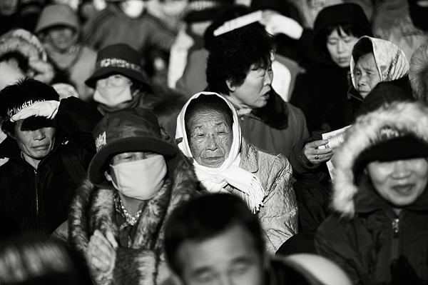 매서운 겨울바람이 몰아치는 거리에서 농부들은 몸을 움츠리며 외쳤다. 제발 우리 말 좀 들어보라고, 세상에 어찌 이런 일이 있을 수 있냐고, 부탁하건데 한 번만이라도 우리 마을에 와 보라고. 저 주름진 얼굴의 사람들이 사라지고 나면, 우리의 미래 또한 사라질 것이다. 